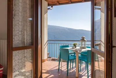 Image de appartamento Bellevue with lake view balcony
