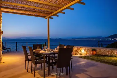Image de Sea-view villa with private pool