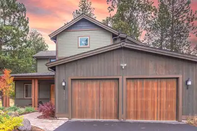 Image de Private Hot Tub ~ Luxury Home ~ Close to Bachelor~ Golf