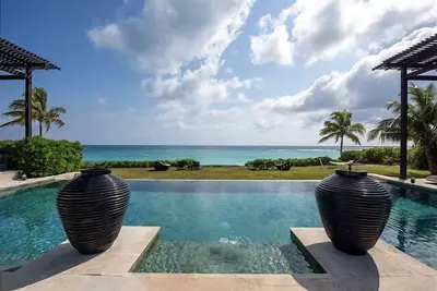 Image de Luxury Beachfront Estate w/Htd Pool, Prime Banks Rd Location. Walk to Tippys!