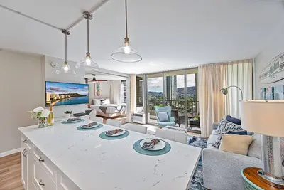 Image de Diamond Head View Rare Condo at the Waikiki Banyan by the Beach with Parking