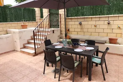 Image de 4 Br / Private Terrace, / Wifi / Close to Town & Beach / Private Garage / Pool