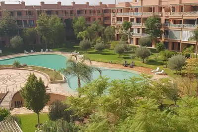 Image de Logement entier avec piscine extérieure, place de parking.