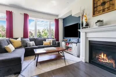 Image de Modern Home with Sauna, Pool Table and Mountain View