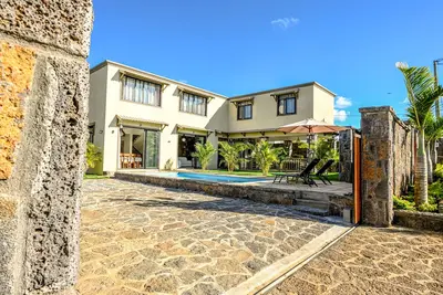Beautiful and modern villa  for 6-8 persons near the beach in grand baie