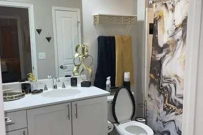 Image de Cozy 1- bedroom with accessible pool, fire pit and gym