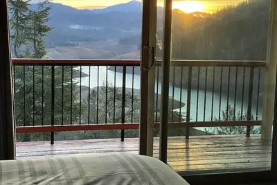 Shasta Lake Zen House:Stunning Views, Spacious 4br W Game Room, Family & Friends