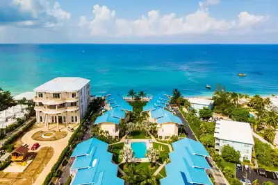 Image de Cayman Reef Resort – Luxurious 3-King Bedroom Condo on Seven Mile Beach