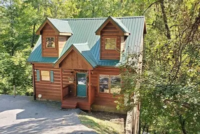 Image de Cozy 3 Bd Cabin in the Woods! Hot Tub! Game Room