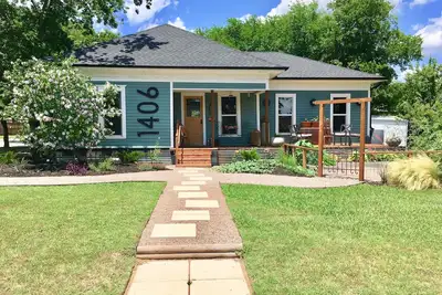 Image de Eclectic Bungalow Near Historic Downtown