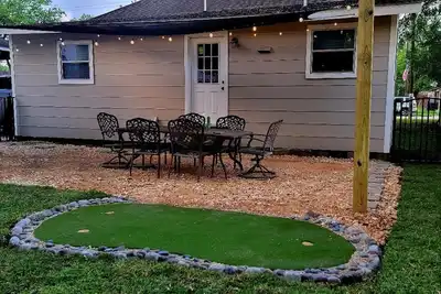Image de Historic 3 bed, 2bath Bungalow Minutes from Iah with Backyard Putting Green!