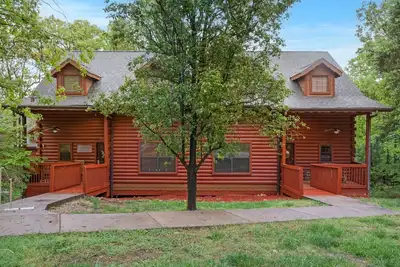 Image de Relaxing Cabin in the Heart of Branson - Gas Fireplace, Screened-in Porch