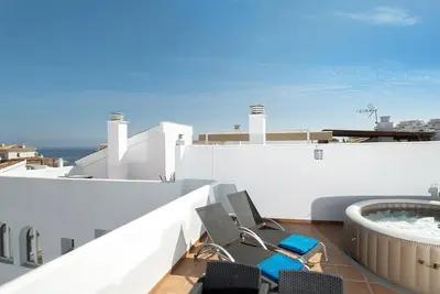 Image de Appartement de vacances \"Casa Chana\" avec terrasse privée, piscine et jacuzzi partagés.