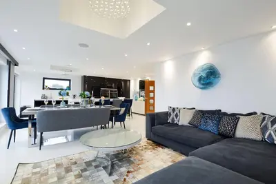 Image de Enjoy the amazing views overlooking Newquay from this spacious duplex apartment, arranged over two f