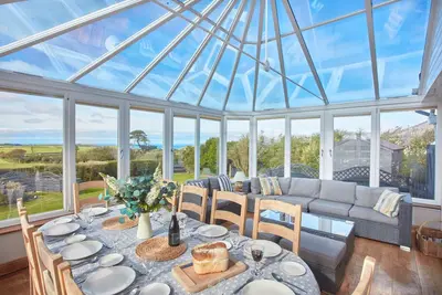 Image de Seawynds is a lovely spacious property with panoramic coastal views set above the picturesque cove o