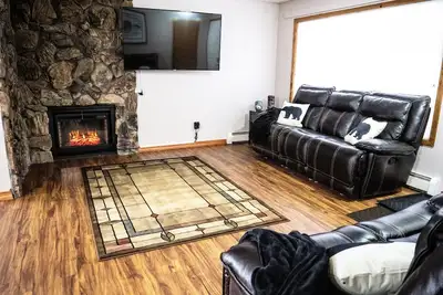 Image de Central Location, Private Yard, Modern and Comfy Furnishings, Family Friendly