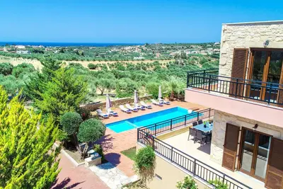 Image de Luxurious two-storey house built in a farm