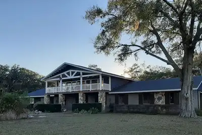 Image de The \"Observatory\". A spacious apartment on a gated horse farm.