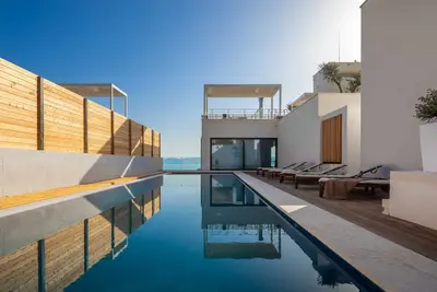 Image de Villa Safira - villa moderne avec piscine chauffée, salle de sport, sauna, jacuzzi et vue sur mer par MyWaycation