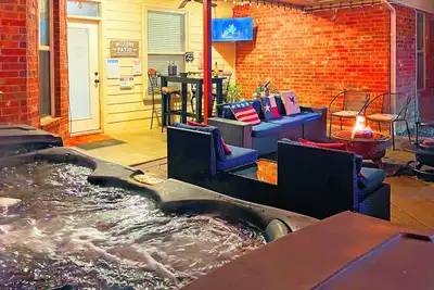 Image de Heated Swim Spa, Hot Tub, Sauna, Pickleball, Arcades, 2 game rooms, 17 Beds!