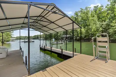 Image de Waterfront Lake Cabin! Private Dock, 12 Mins to Hartwell! 1 mile to boat launch