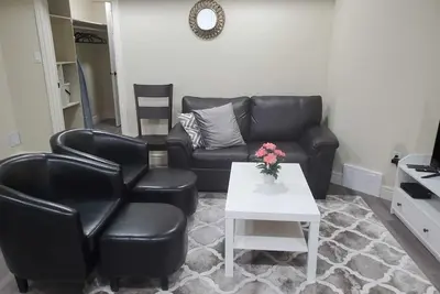 Image de Luxurious  Fully Private Two Bedrooms One Bathroom Basement Suite In Sw Edmonton
