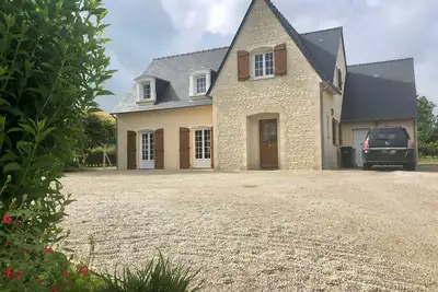 Image de Maison contemporaine de caractère, et beau jardin ensoleillé avec vues ruraux.