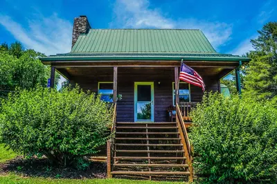 Image de Pet Friendly Nc Cabin with Beautiful Views and Hot Tub near West Jefferson.