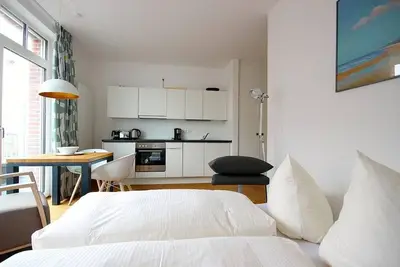 Image de Pet-free 1-room apartment with sunny south-facing balcony - only 100 m to the beach