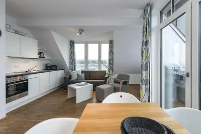 Image de Great top floor apartment with sea view and west-facing loggia - only 100 m to the beach!