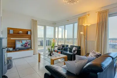 Image de Exclusive penthouse with large roof terrace, sea view, sauna, hot tub & fireplace!