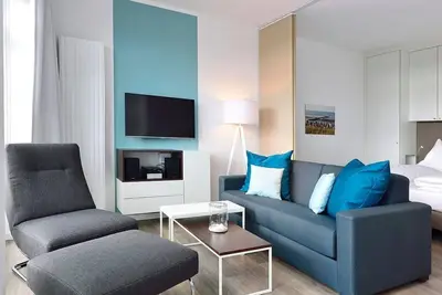 Image de Great apartment by the sea with west-facing balcony, sea view and private beach chair! -