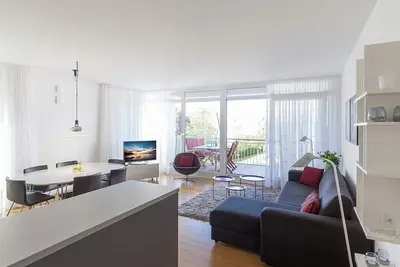 Image de Stylish, beachfront apartment with underfloor heating, whirlpool bath and balcony