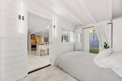 Image de New Beach Apartment w/ Yard