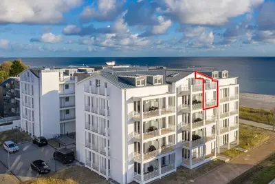 Image de Penthouse maisonette with gallery bedroom, balconies, beach chair and sea view