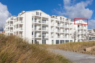 Image de High-quality penthouse on the beach with a sunny balcony and unique sea views