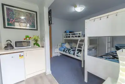 Image de Tanjil Creek Lodge - Bedroom 1  (modern, ensuited with kitchenette)