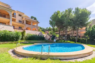 Image de Logement de vacances avec terrasse privée, piscine partagée et Wi-Fi.