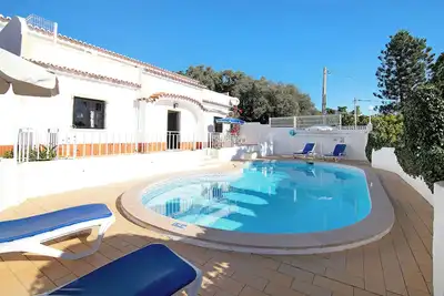 Image de \"Vila Caracol\" avec piscine, court de tennis, climatisation et Wi-Fi.