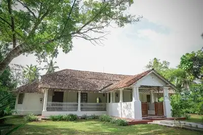 Image de This spacious colonial country house is located in a secluded and peacefull