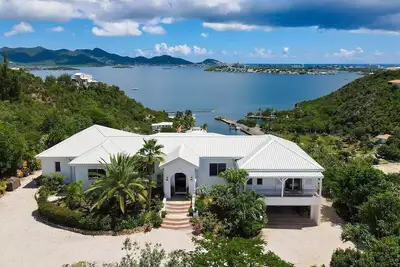 Image de Lovely three bedroom home with panorama views of both sunrise and sunset