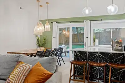 Image de Near Biltmore, Hiking, Breweries W/ Game Room