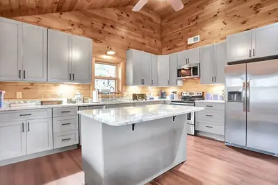 Image de Minutes to Wisp! Renovated! Hot Tub! Fast Wi-Fi!