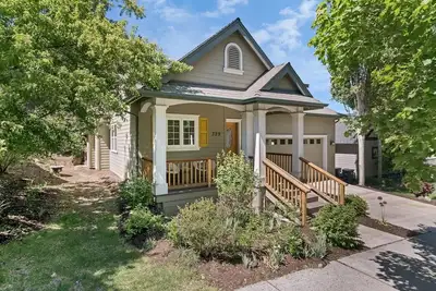 Image de Charming Craftsman short walk Old Mill river path