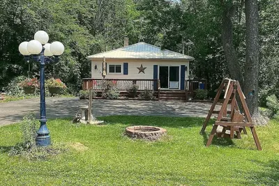 Image de Charming rental within walking distance to public boat launch on Sage Lake!