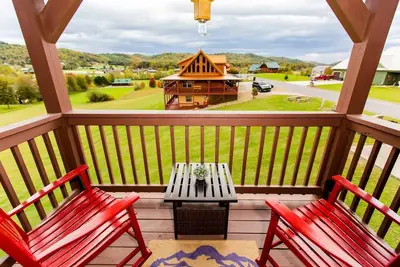 Image de Cove Creek Cabin in Wears Valley. Easy drive to your mountain cabin!