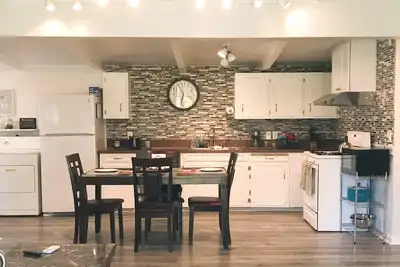 Image de Adventure & Relax \"Lee's Harbor Inn Unit A\"