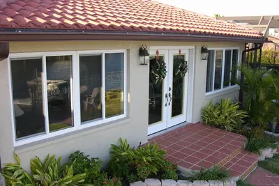 Image de Boat Lover's Spacious, 4/3. 5 waterfront canal home with Dock and Heated pool!