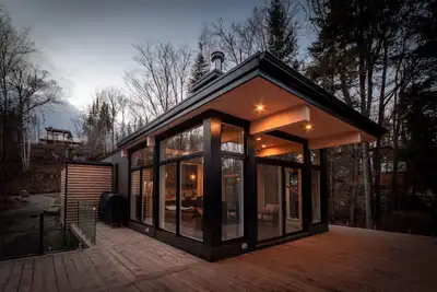 Image de A cabin of windows amongst the trees- 15 mins from Mont Tremblant!