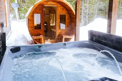 Image de Gorgeous Cabin, 10 Minutes From Sunday River! Central Ac! Sauna+Hot Tub!